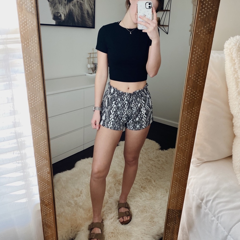 American Eagle Outfitters Black and White Patterned Women Shorts